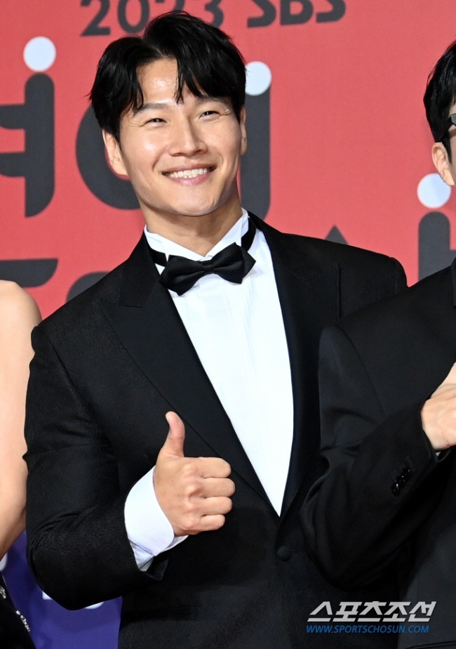 Lee Kwang Soo không xuất hiện tại đám cưới Kim Jong Kook, nghi vấn cạch mặt