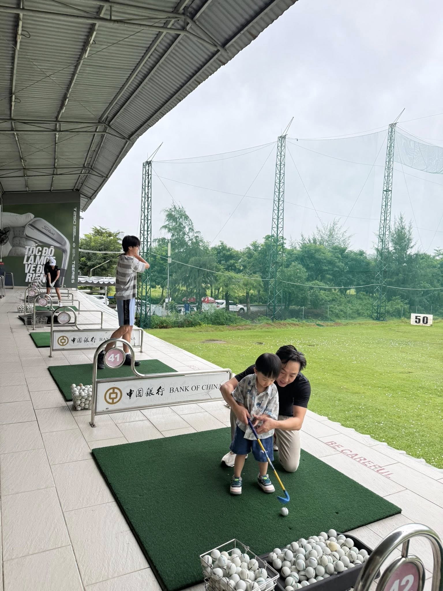 Subeo cuối tuần thư giãn cùng bố bên sân golf chuẩn thiếu gia nhà hào môn 