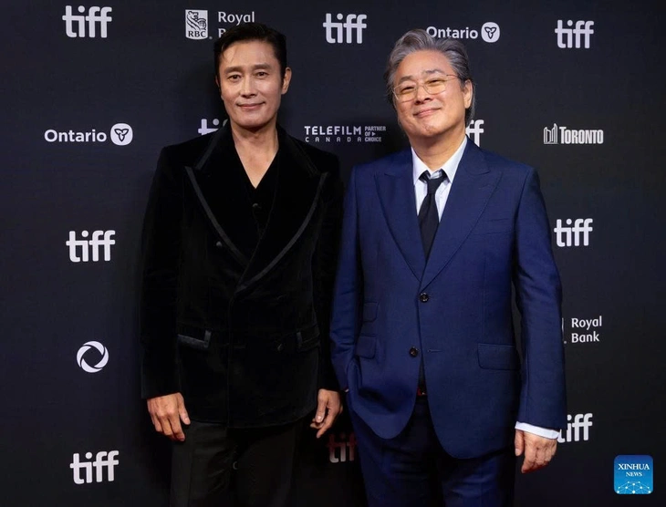 Lee Byung Hun nhận giải Thành tựu đặc biệt tại Liên hoan phim quốc tế Toronto
