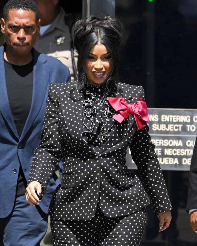 Cardi B trắng án