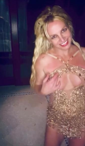Britney Spears sống trong ngôi nhà ngập rác và chất thải