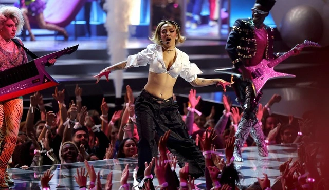 Doja Cat bị chê lố bịch trên thảm đỏ MTV VMAs 2025