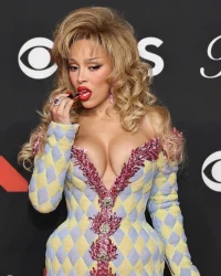 Doja Cat bị chê lố bịch trên thảm đỏ MTV VMAs 2025