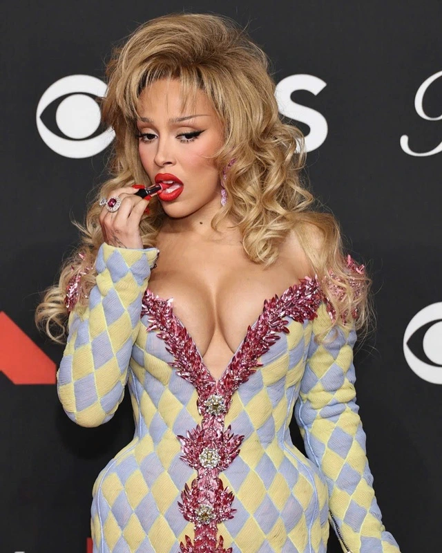 Doja Cat bị chê lố bịch trên thảm đỏ MTV VMAs 2025