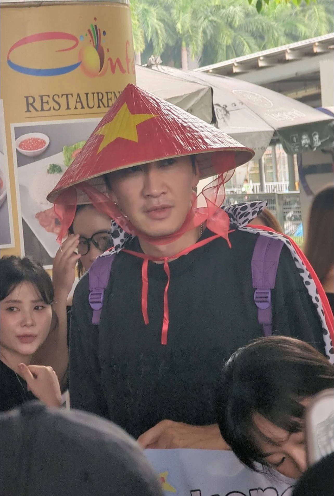 Lee Kwang Soo đội nón lá ở sân bay Tân Sơn Nhất