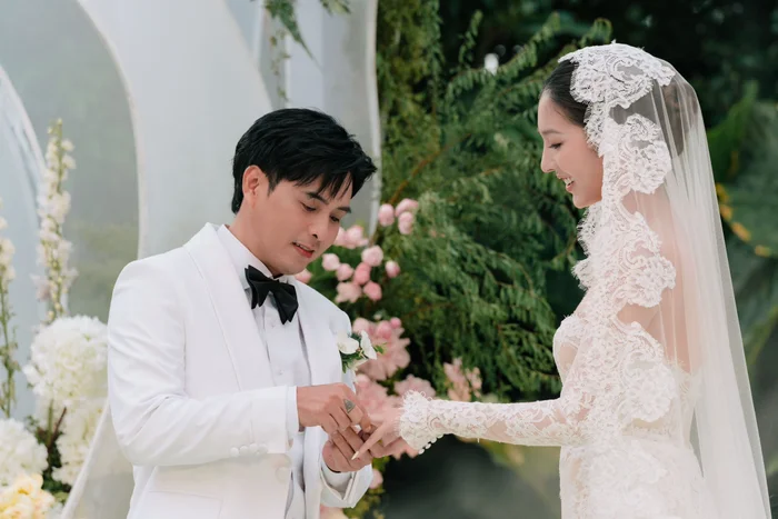 Vợ Hồ Quang Hiếu gây sốt với 2 mẫu váy cưới - Ongkinh