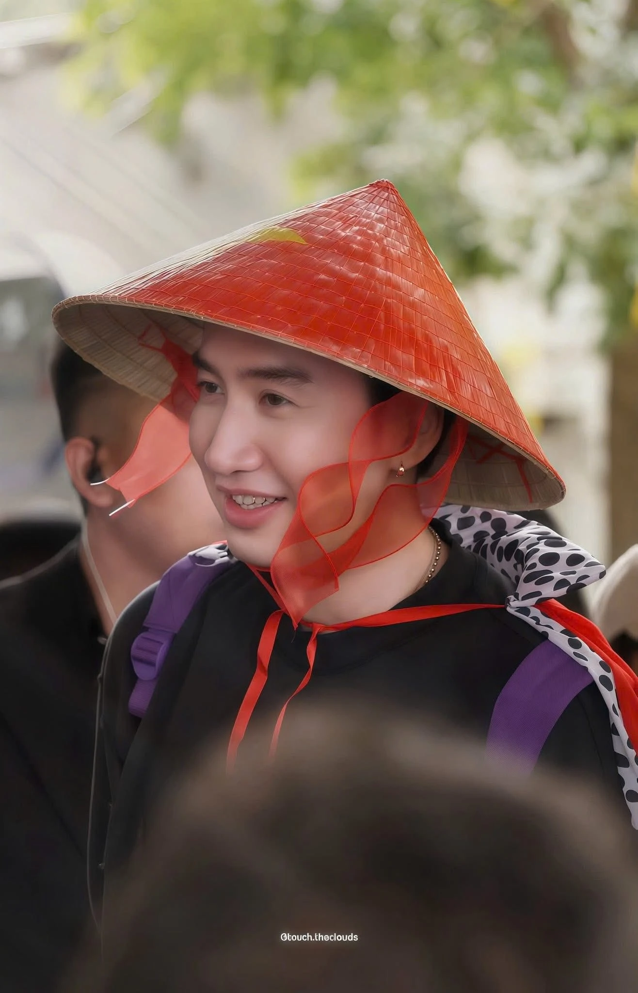 Lee Kwang Soo đội nón lá ở sân bay Tân Sơn Nhất