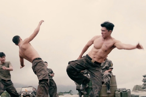 Để cho Quang Steven Nguyễn của Mưa đỏ khoe 'body 6 múi' trên phim, đạo diễn nói gì?