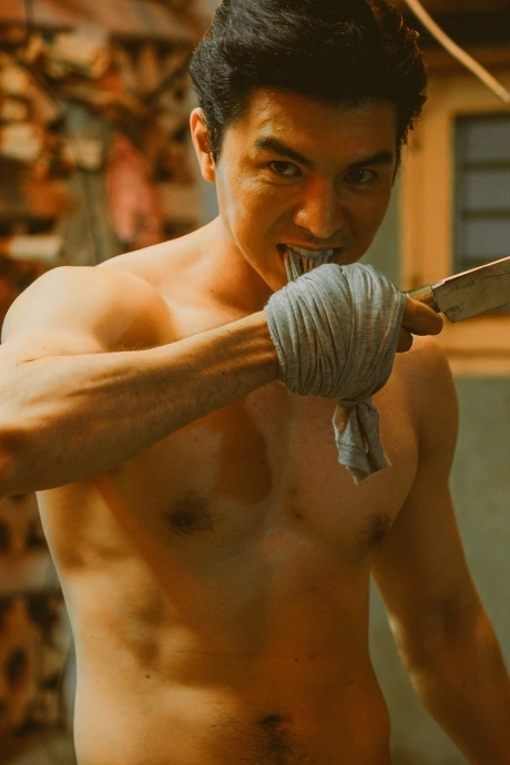 Để cho Quang Steven Nguyễn của Mưa đỏ khoe 'body 6 múi' trên phim, đạo diễn nói gì?