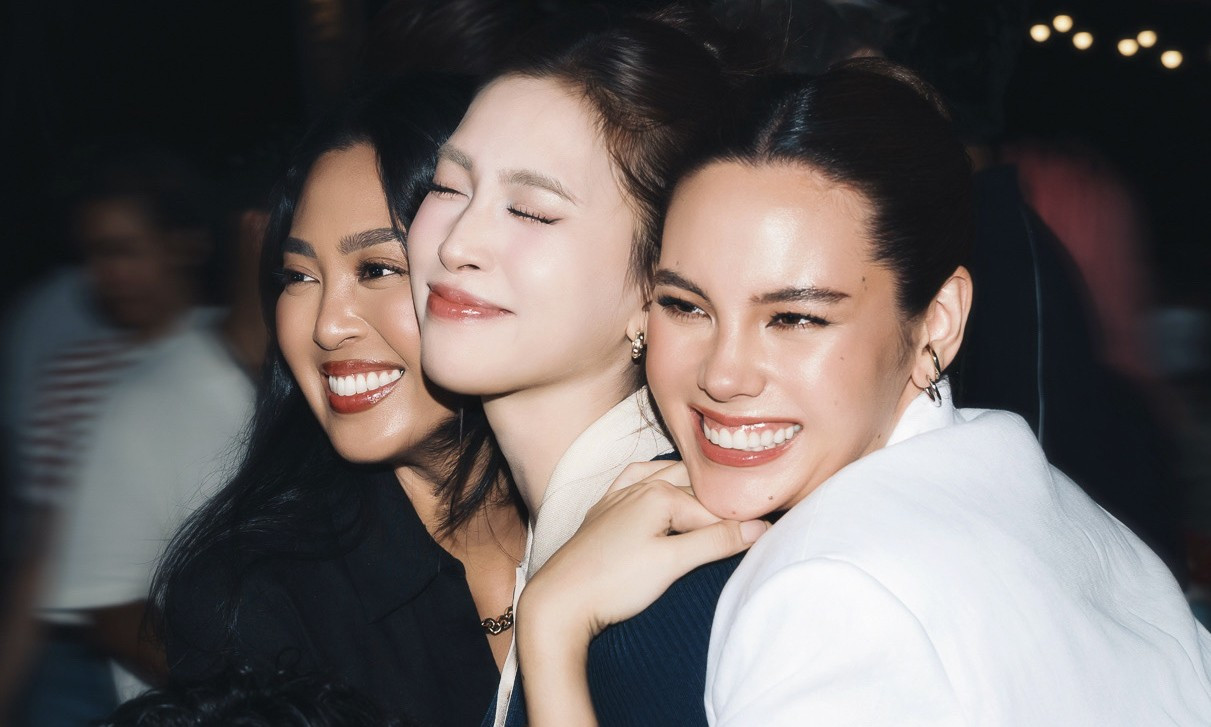 Tiểu Vy chung khung hình với Hoa hậu Hoàn vũ Catriona Gray