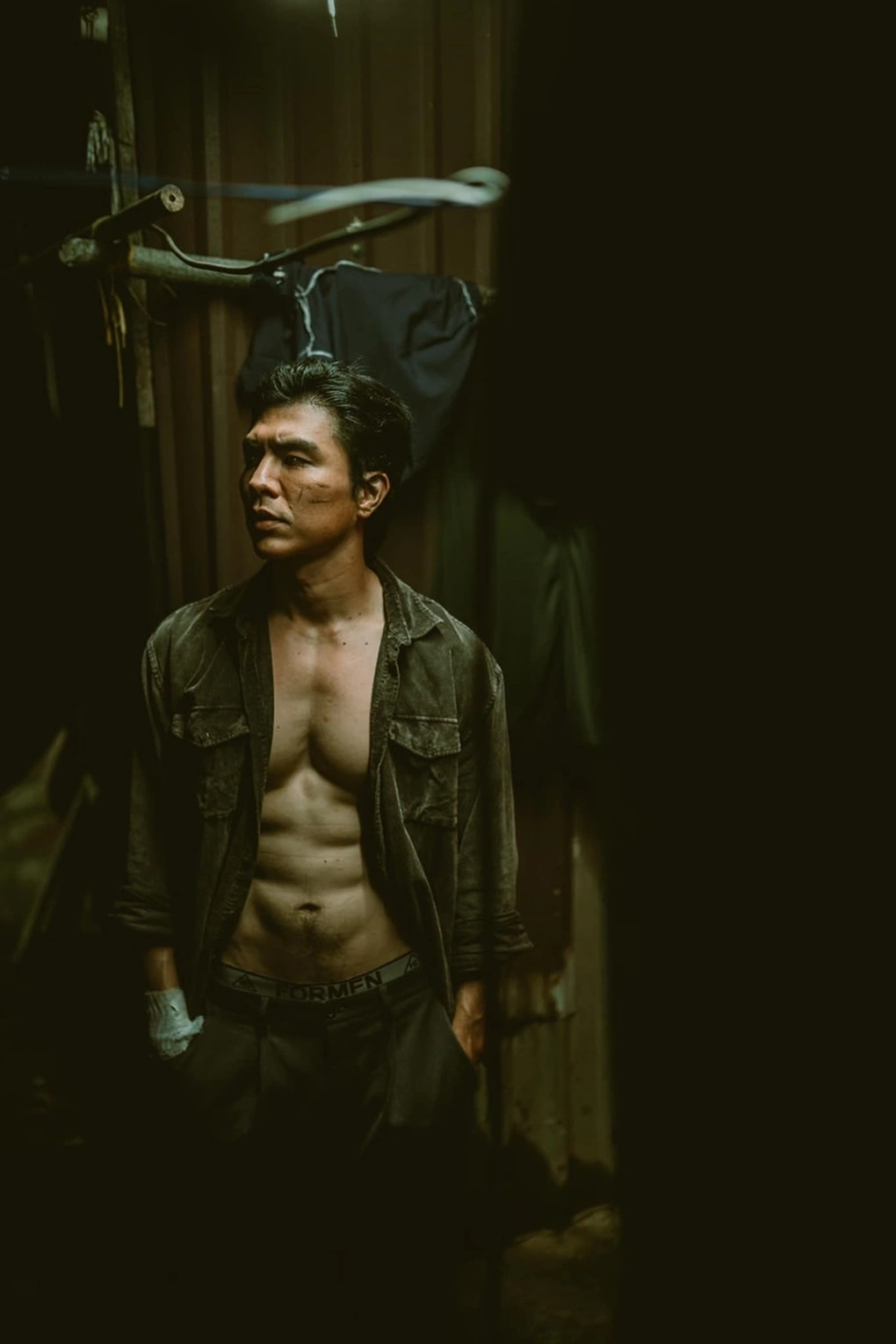 Để cho Quang Steven Nguyễn của Mưa đỏ khoe 'body 6 múi' trên phim, đạo diễn nói gì?