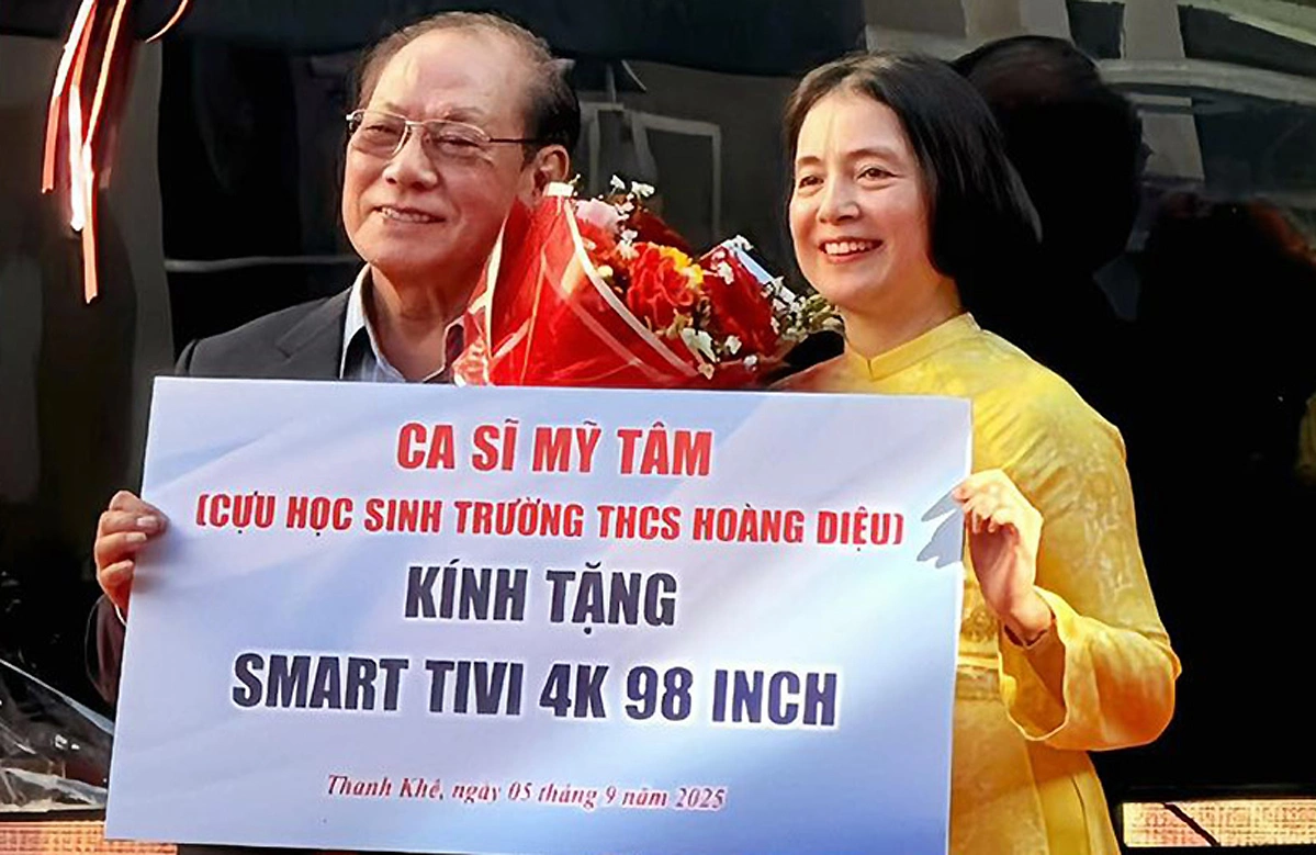 Mỹ Tâm tặng tivi cho trường học cũ