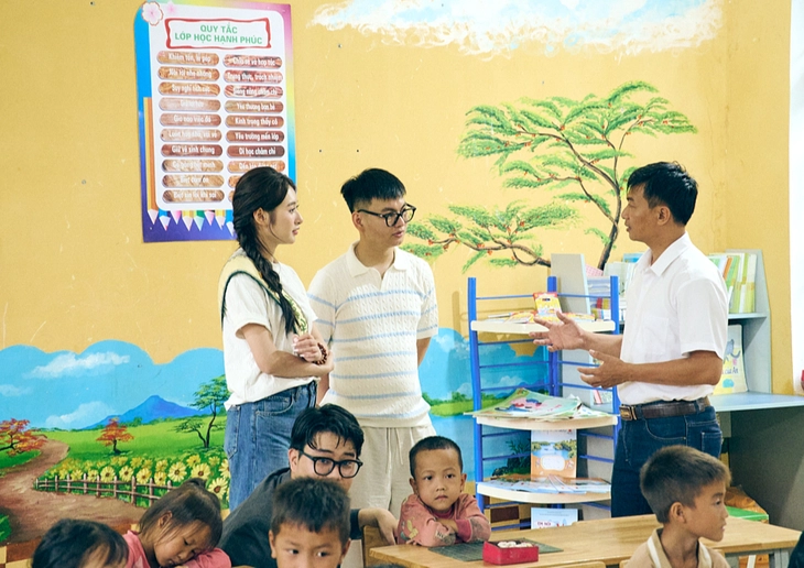 Hoa hậu Trái đất Việt Nam Trâm Anh tặng quà cho trẻ em Tây Bắc đầu năm học mới