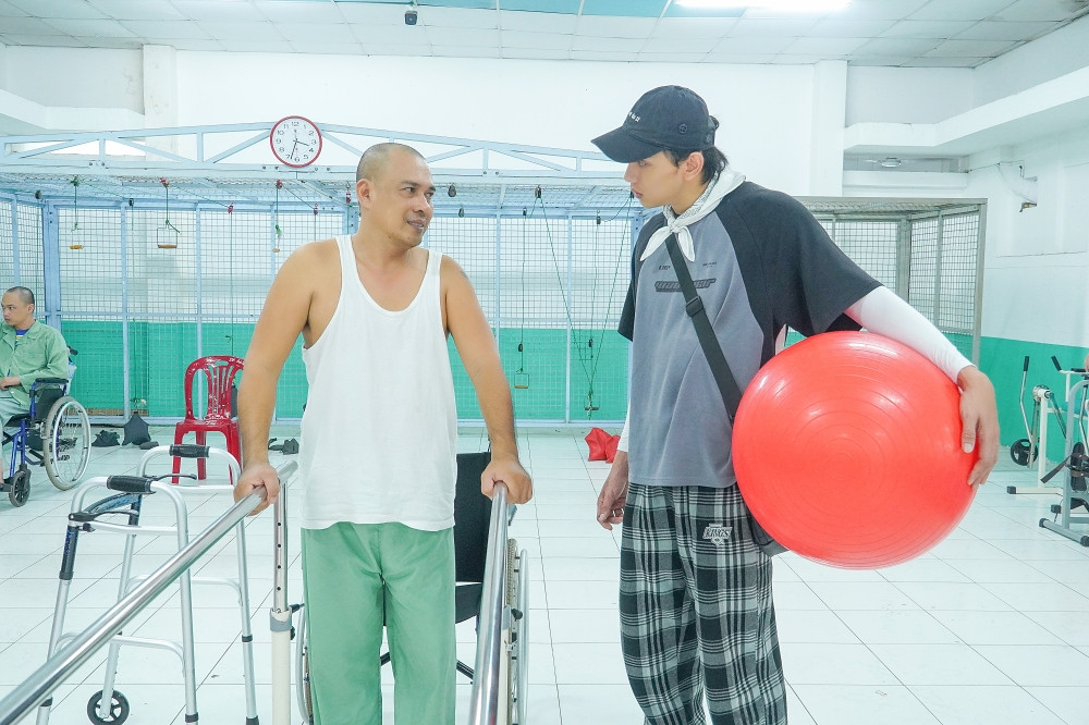 Lý do Thuận Nguyễn bất ngờ xuất hiện tại Bệnh viện Phục Hồi Chức Năng TP.HCM