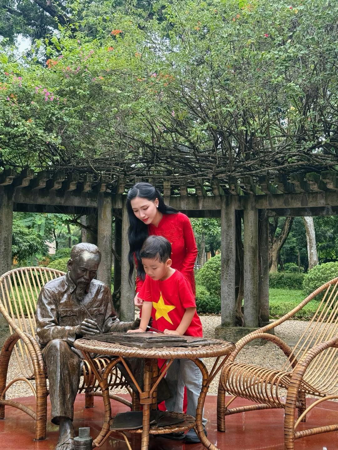 Con trai Hòa Minzy gây sốt với visual điển trai, ra dáng 'giám đốc' tương lai