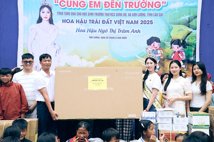Hoa hậu Trái đất Việt Nam Trâm Anh tặng quà cho trẻ em Tây Bắc đầu năm học mới
