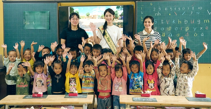 Hoa hậu Trái đất Việt Nam Trâm Anh tặng quà cho trẻ em Tây Bắc đầu năm học mới
