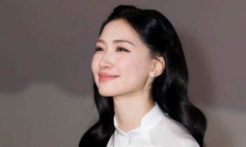 Hòa Minzy thời gian qua không chỉ khẳng định vị thế bằng giọng ca nội lực và loạt sản phẩm âm nhạc chỉn chu mà còn gây thiện cảm nhờ tính cách hài hước, gần gũi nhưng vẫn thẳng thắn trong cách ứng xử. Chính điều đó khiến cô nhiều lần trở thành tâm điểm bàn luận trên mạng xã hội, đặc biệt khi tên tuổi bị mang ra so sánh với những nghệ sĩ khác, trong đó có ca sĩ Mỹ Tâm. Trước tình huống này, Hòa Minzy đã lên tiếng phản hồi rõ ràng, thể hiện quan điểm cá nhân để tránh những tranh cãi không đáng có. Nữ ca sĩ bày tỏ sự không hài lòng khi một số trang mạng xã hội liên tục đặt tên cô lên “bàn cân” cùng đàn chị. Cô thẳng thắn chia sẻ: "Chị Mỹ Tâm là tượng đài và thần tượng của hầu hết nghệ sĩ thuộc thế hệ của Hòa. Hòa không nói bản thân không tự tin hay mình đang tự ti mà ai cũng có điểm riêng và thị phần khán giả riêng nhưng quá vớ vẩn khi cứ mang chị Tâm ra để so sánh, từ đó vô tình giúp antifan có cớ để chửi Hòa". Với nữ ca sĩ sinh năm 1995, việc được khán giả yêu mến và đồng hành đã là niềm hạnh phúc, cô không mong cầu phải đứng ở vị trí số một hay bất kỳ ngôi thứ nào trong làng nhạc. Trong phần bình luận cùng khán giả, Hòa Minzy tiếp tục thể hiện quan điểm cá nhân. Cô cho biết bản thân chưa từng bận tâm đến những lời khen chê hay các nhận xét tiêu cực trên mạng. Tuy nhiên, việc một số kênh TikTok cố tình khai thác sự so sánh giữa cô và đàn chị đã tạo nên làn sóng phản ứng tiêu cực, khiến cô buộc phải lên tiếng. Đồng thời, Hòa Minzy cũng gửi lời cảm ơn đến những người hâm mộ đã thấu hiểu, chia sẻ cùng mình. Thực tế, chỉ sau một giờ đăng tải, chia sẻ của nữ ca sĩ nhận được hơn 28.000 lượt tương tác cùng hàng nghìn bình luận, trong đó không ít khán giả, kể cả người yêu mến Mỹ Tâm, đều đồng tình với cách xử lý khéo léo của cô. Sự việc lần này không phải là lần đầu tiên Hòa Minzy bày tỏ sự ngưỡng mộ với Mỹ Tâm. Trước đó, khi có cơ hội gặp gỡ đàn chị trong hậu trường một chương trình ca nhạc tại TP.HCM, Hòa Minzy không giấu được niềm hạnh phúc khi được thần tượng dành lời động viên. Nữ ca sĩ từng nhiều lần khẳng định Mỹ Tâm là hình mẫu lớn truyền cảm hứng để cô theo đuổi con đường nghệ thuật. Năm 2025 cũng được xem là một năm đánh dấu nhiều cột mốc quan trọng trong sự nghiệp của Hòa Minzy. Ca khúc Bắc Bling giúp cô tạo nên dấu ấn mạnh mẽ trên thị trường nhạc số và lan tỏa trên nhiều nền tảng mạng xã hội. Sau đó, bản ballad Nỗi đau giữa hòa bình tiếp tục gặt hái thành công lớn, mang về hơn 10 triệu lượt xem trên YouTube chỉ sau một thời gian ngắn phát hành. Đây cũng là sản phẩm giúp Hòa Minzy khẳng định khả năng biến hóa đa dạng khi vừa thể hiện chất giọng giàu cảm xúc, vừa thử sức ở lĩnh vực diễn xuất qua vai khách mời trong bộ phim Mưa đỏ. Không dừng lại ở đó, Hòa Minzy còn là một trong những nghệ sĩ vinh dự tham gia diễu binh và diễu hành tại Lễ kỷ niệm 80 năm Cách mạng Tháng Tám và Quốc khánh 2/9, sự kiện có quy mô quốc gia. Sự góp mặt của cô trong hoạt động trọng đại này được xem như sự ghi nhận cho nỗ lực cống hiến bền bỉ, cũng như tình cảm của công chúng dành cho một nghệ sĩ trẻ luôn không ngừng sáng tạo và lan tỏa năng lượng tích cực. Có thể thấy, trước những so sánh đôi khi khập khiễng và không cần thiết, Hòa Minzy đã chọn cách đối diện trực diện, vừa khẳng định sự tôn trọng dành cho thần tượng Mỹ Tâm, vừa bảo vệ bản thân khỏi những hiềm khích không đáng có. Thái độ thẳng thắn nhưng chừng mực của cô một lần nữa giúp công chúng nhìn thấy hình ảnh một nghệ sĩ trẻ bản lĩnh, biết trân trọng khán giả và sẵn sàng lên tiếng để bảo vệ giá trị cá nhân cũng như gìn giữ sự công bằng trong môi trường giải trí.