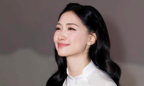 Hòa Minzy thời gian qua không chỉ khẳng định vị thế bằng giọng ca nội lực và loạt sản phẩm âm nhạc chỉn chu mà còn gây thiện cảm nhờ tính cách hài hước, gần gũi nhưng vẫn thẳng thắn trong cách ứng xử. Chính điều đó khiến cô nhiều lần trở thành tâm điểm bàn luận trên mạng xã hội, đặc biệt khi tên tuổi bị mang ra so sánh với những nghệ sĩ khác, trong đó có ca sĩ Mỹ Tâm. Trước tình huống này, Hòa Minzy đã lên tiếng phản hồi rõ ràng, thể hiện quan điểm cá nhân để tránh những tranh cãi không đáng có.

Nữ ca sĩ bày tỏ sự không hài lòng khi một số trang mạng xã hội liên tục đặt tên cô lên “bàn cân” cùng đàn chị. Cô thẳng thắn chia sẻ: "Chị Mỹ Tâm là tượng đài và thần tượng của hầu hết nghệ sĩ thuộc thế hệ của Hòa. Hòa không nói bản thân không tự tin hay mình đang tự ti mà ai cũng có điểm riêng và thị phần khán giả riêng nhưng quá vớ vẩn khi cứ mang chị Tâm ra để so sánh, từ đó vô tình giúp antifan có cớ để chửi Hòa". Với nữ ca sĩ sinh năm 1995, việc được khán giả yêu mến và đồng hành đã là niềm hạnh phúc, cô không mong cầu phải đứng ở vị trí số một hay bất kỳ ngôi thứ nào trong làng nhạc.

Trong phần bình luận cùng khán giả, Hòa Minzy tiếp tục thể hiện quan điểm cá nhân. Cô cho biết bản thân chưa từng bận tâm đến những lời khen chê hay các nhận xét tiêu cực trên mạng. Tuy nhiên, việc một số kênh TikTok cố tình khai thác sự so sánh giữa cô và đàn chị đã tạo nên làn sóng phản ứng tiêu cực, khiến cô buộc phải lên tiếng. Đồng thời, Hòa Minzy cũng gửi lời cảm ơn đến những người hâm mộ đã thấu hiểu, chia sẻ cùng mình. Thực tế, chỉ sau một giờ đăng tải, chia sẻ của nữ ca sĩ nhận được hơn 28.000 lượt tương tác cùng hàng nghìn bình luận, trong đó không ít khán giả, kể cả người yêu mến Mỹ Tâm, đều đồng tình với cách xử lý khéo léo của cô.

Sự việc lần này không phải là lần đầu tiên Hòa Minzy bày tỏ sự ngưỡng mộ với Mỹ Tâm. Trước đó, khi có cơ hội gặp gỡ đàn chị trong hậu trường một chương trình ca nhạc tại TP.HCM, Hòa Minzy không giấu được niềm hạnh phúc khi được thần tượng dành lời động viên. Nữ ca sĩ từng nhiều lần khẳng định Mỹ Tâm là hình mẫu lớn truyền cảm hứng để cô theo đuổi con đường nghệ thuật.

Năm 2025 cũng được xem là một năm đánh dấu nhiều cột mốc quan trọng trong sự nghiệp của Hòa Minzy. Ca khúc Bắc Bling giúp cô tạo nên dấu ấn mạnh mẽ trên thị trường nhạc số và lan tỏa trên nhiều nền tảng mạng xã hội. Sau đó, bản ballad Nỗi đau giữa hòa bình tiếp tục gặt hái thành công lớn, mang về hơn 10 triệu lượt xem trên YouTube chỉ sau một thời gian ngắn phát hành. Đây cũng là sản phẩm giúp Hòa Minzy khẳng định khả năng biến hóa đa dạng khi vừa thể hiện chất giọng giàu cảm xúc, vừa thử sức ở lĩnh vực diễn xuất qua vai khách mời trong bộ phim Mưa đỏ.

Không dừng lại ở đó, Hòa Minzy còn là một trong những nghệ sĩ vinh dự tham gia diễu binh và diễu hành tại Lễ kỷ niệm 80 năm Cách mạng Tháng Tám và Quốc khánh 2/9, sự kiện có quy mô quốc gia. Sự góp mặt của cô trong hoạt động trọng đại này được xem như sự ghi nhận cho nỗ lực cống hiến bền bỉ, cũng như tình cảm của công chúng dành cho một nghệ sĩ trẻ luôn không ngừng sáng tạo và lan tỏa năng lượng tích cực.

Có thể thấy, trước những so sánh đôi khi khập khiễng và không cần thiết, Hòa Minzy đã chọn cách đối diện trực diện, vừa khẳng định sự tôn trọng dành cho thần tượng Mỹ Tâm, vừa bảo vệ bản thân khỏi những hiềm khích không đáng có. Thái độ thẳng thắn nhưng chừng mực của cô một lần nữa giúp công chúng nhìn thấy hình ảnh một nghệ sĩ trẻ bản lĩnh, biết trân trọng khán giả và sẵn sàng lên tiếng để bảo vệ giá trị cá nhân cũng như gìn giữ sự công bằng trong môi trường giải trí.