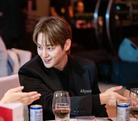 Kim Bum ăn bánh xèo, mê phở Việt