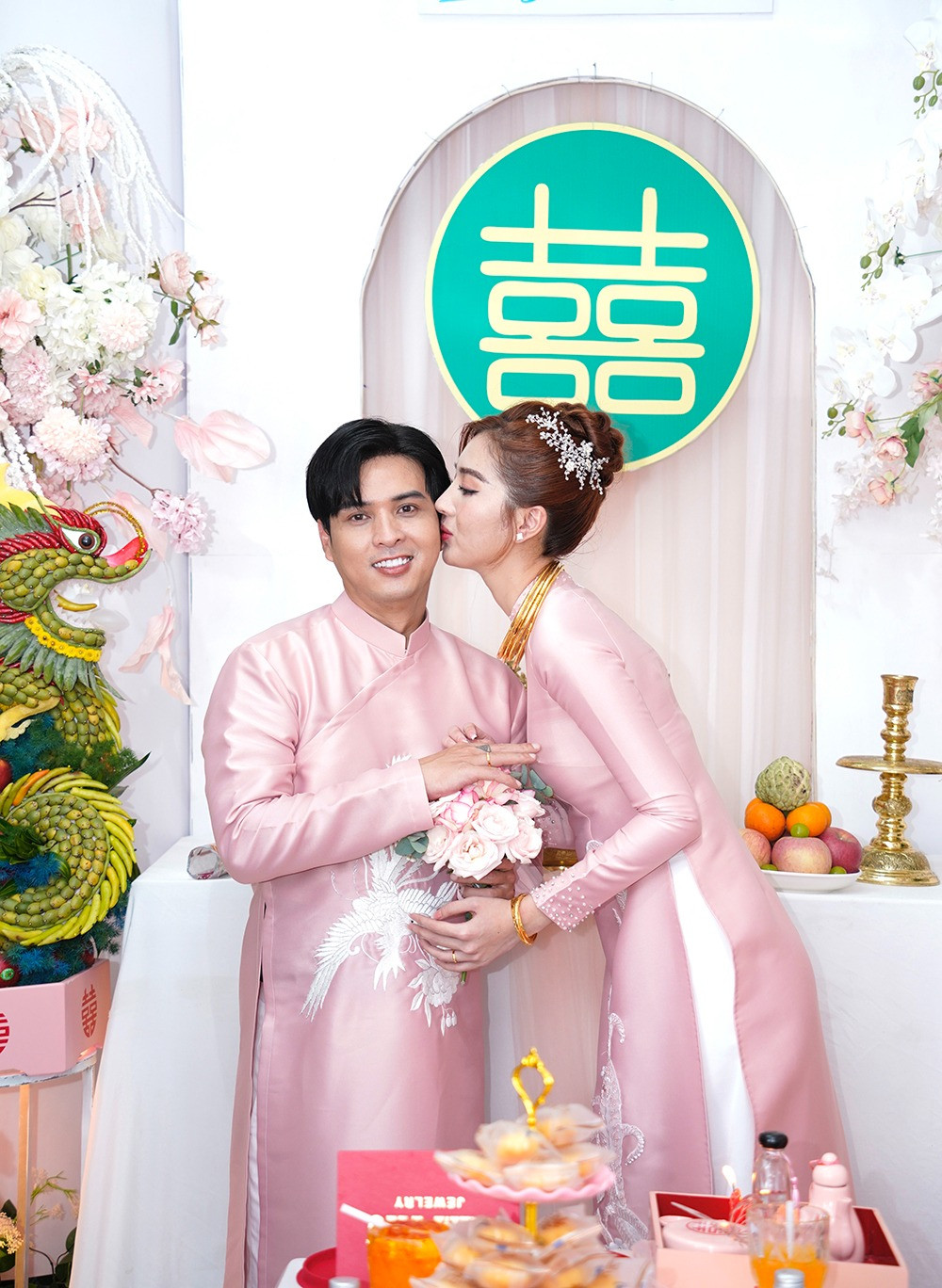 Lộ thiệp cưới của Hồ Quang Hiếu và bà xã, một chi tiết gây tranh cãi