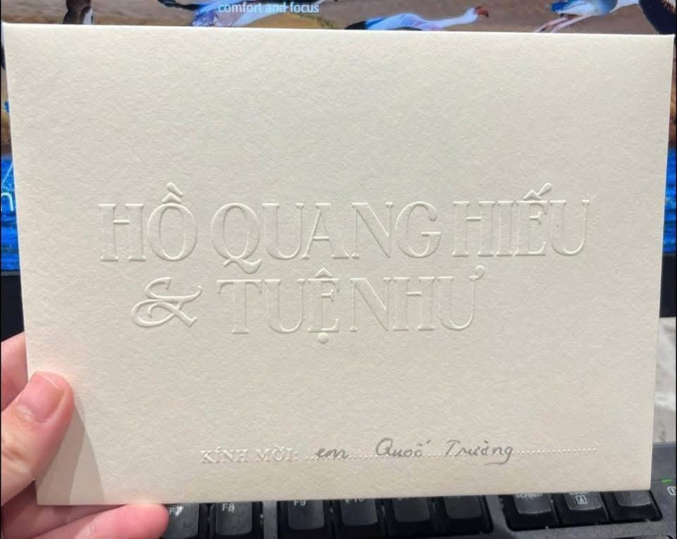 Lộ thiệp cưới của Hồ Quang Hiếu và bà xã, một chi tiết gây tranh cãi