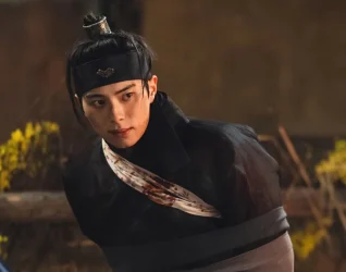 Lee Chae Min, nam diễn viên sinh năm 2000, bất ngờ trở thành hiện tượng màn ảnh Hàn nhờ vai Lee Heon trong Ngự trù của bạo chúa. Trước đó, anh chỉ là “người thay thế” Park Sung Hoon sau lùm xùm của nam diễn viên cũ, và phần đông khán giả từng bày tỏ lo ngại vì Lee Chae Min vẫn còn quá mới và chưa tạo dấu ấn mạnh về diễn xuất. Ngay tập 1, anh đã dập tắt mọi hoài nghi nhờ khả năng thể hiện cảm xúc ấn tượng: từ sự lạnh lùng, tàn nhẫn của một vị vua bạo chúa đến những khoảnh khắc yếu mềm, cô đơn ẩn sau lớp vỏ quyền lực. Từng cử chỉ, ánh mắt, nét mặt của Lee Chae Min đều được đánh giá “tuyệt đối điện ảnh”, khiến nhân vật Lee Heon vừa đáng sợ, vừa đáng thương, vừa gây xúc động cho khán giả. Truyền thông Hàn Quốc gọi anh là “cú nổ mới của màn ảnh Hàn”, “nam thần cổ trang thế hệ tiếp theo” và thậm chí ví anh là “phiên bản thứ hai của Byeon Woo Seok”. Trước khi trở thành diễn viên, Lee Chae Min vốn là học sinh xuất sắc, đứng top 6 toàn trường và thường xuyên đạt hạng nhất trong các kỳ thi thử đại học. Ban đầu anh dự định theo ngành sư phạm, nhưng đến năm lớp 12, quyết định chuyển hướng sang diễn xuất và chỉ sau 6 tháng ôn luyện, anh thi đậu vào khoa diễn xuất của Đại học Nghệ thuật quốc gia Hàn Quốc. Ra mắt công chúng năm 2021 với vai phụ trong High Class, Lee Chae Min tiếp tục góp mặt trong nhiều dự án như Love All Play, Alchemy of Souls, Crash Course in Romance. Dù các vai trước chưa thực sự bùng nổ, vẻ ngoài điển trai, chiều cao nổi bật và hình ảnh “nam thần học đường” đã giúp anh dần thu hút sự chú ý, đặc biệt trong giới trẻ. Với Ngự trù của bạo chúa, Lee Chae Min chính thức khẳng định vị thế là ngôi sao đang lên của màn ảnh Hàn.