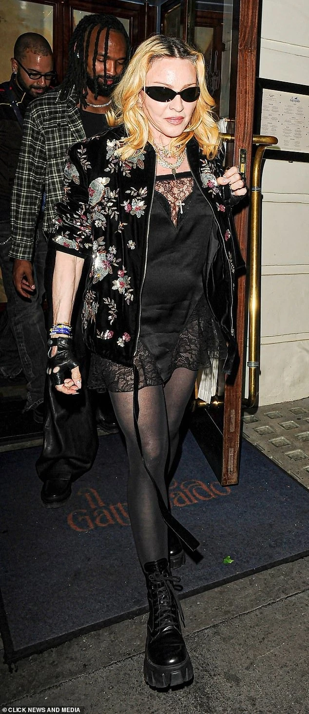 Madonna bên tình trẻ kém 29 tuổi