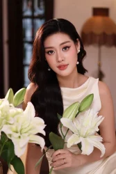 Hoa hậu Khánh Vân rơi nước mắt hát tặng mẹ trong mùa Vu Lan