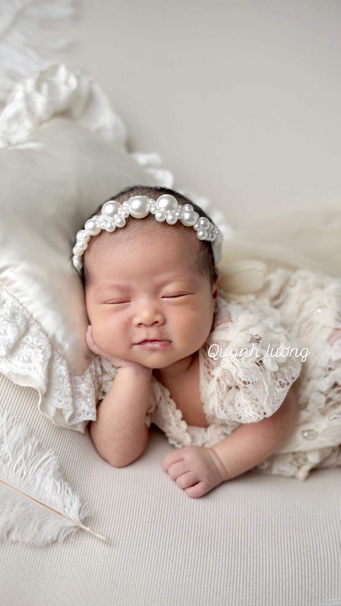 Quỳnh Lương khoe con gái vừa đầy tháng