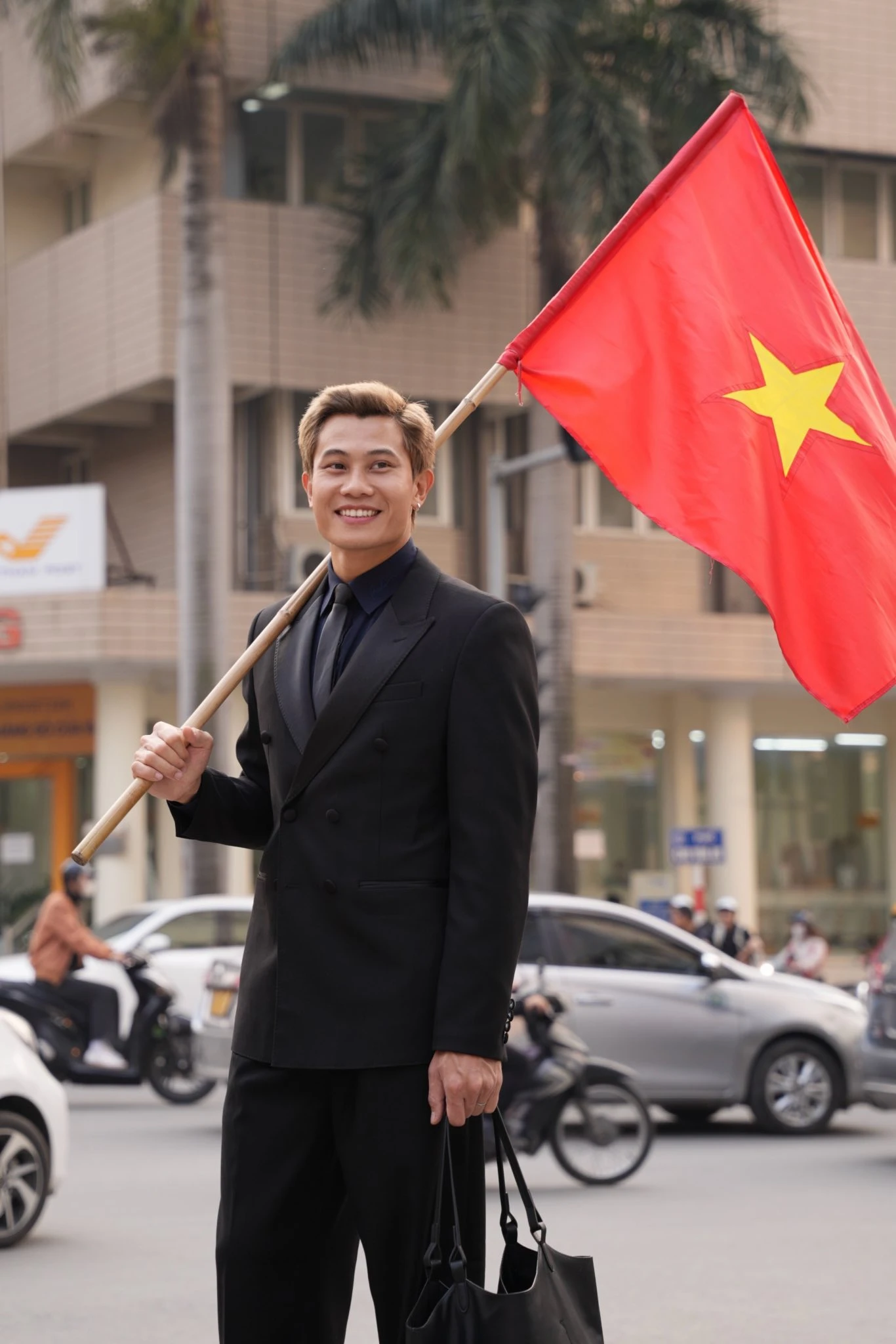  Diễn viên Phương Nam có một sinh nhật đầy ắp tình yêu thương sau Mưa đỏ