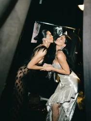 Kendall Jenner gây sốt với đầm xuyên thấu-ongkinh