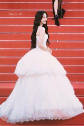 Yoona nổi bật trên thảm đỏ Liên hoan phim Cannes 2026.