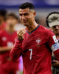 Ronaldo khóc trong trận với Tây Ban Nha